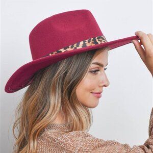BRIM FASHION HAT W/ lEOPARD STRAP ACCENT